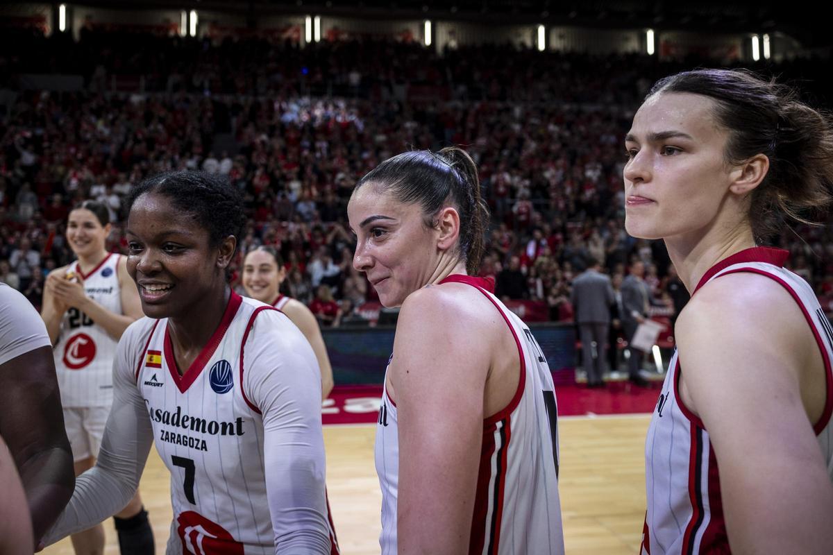 Fingall, Mariona y Vorackova, nada más finalizar el duelo ante el Praga en la pista del Felipe.