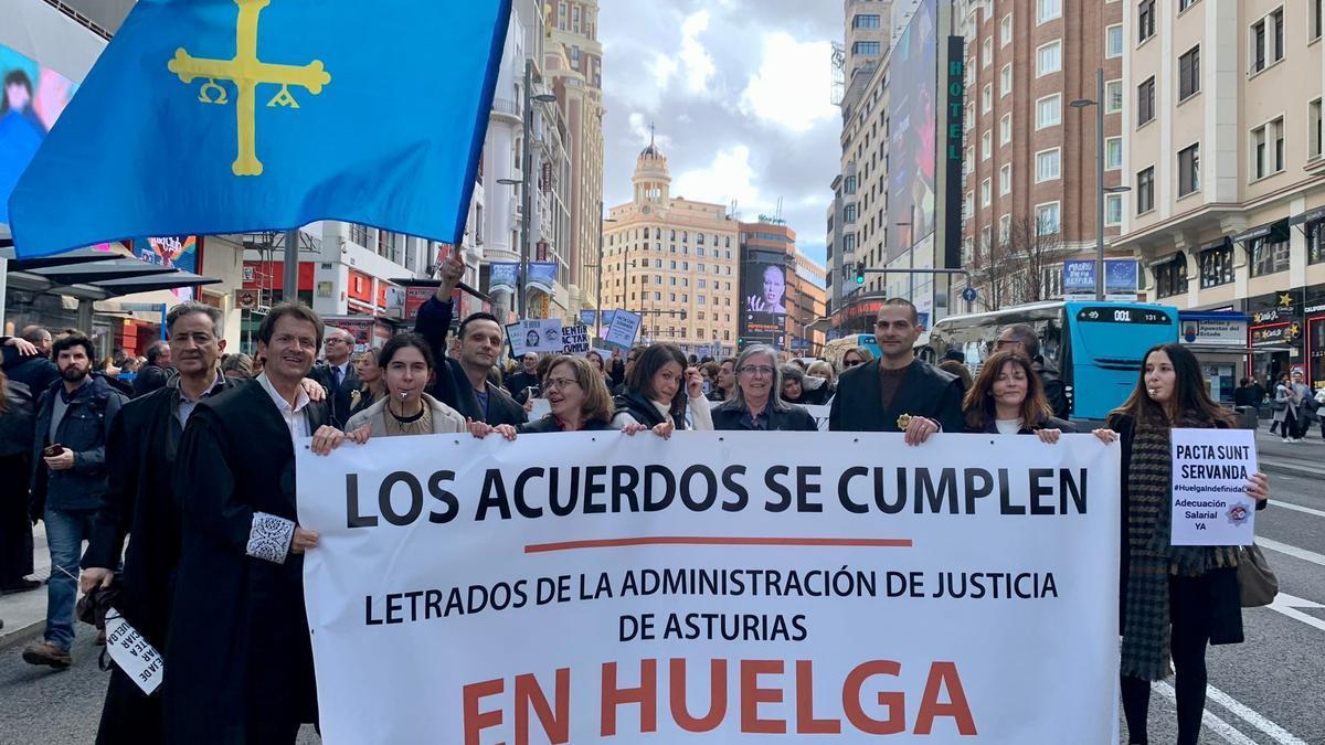 Letrados de Justicia asturianos manifestándose en Madrid.