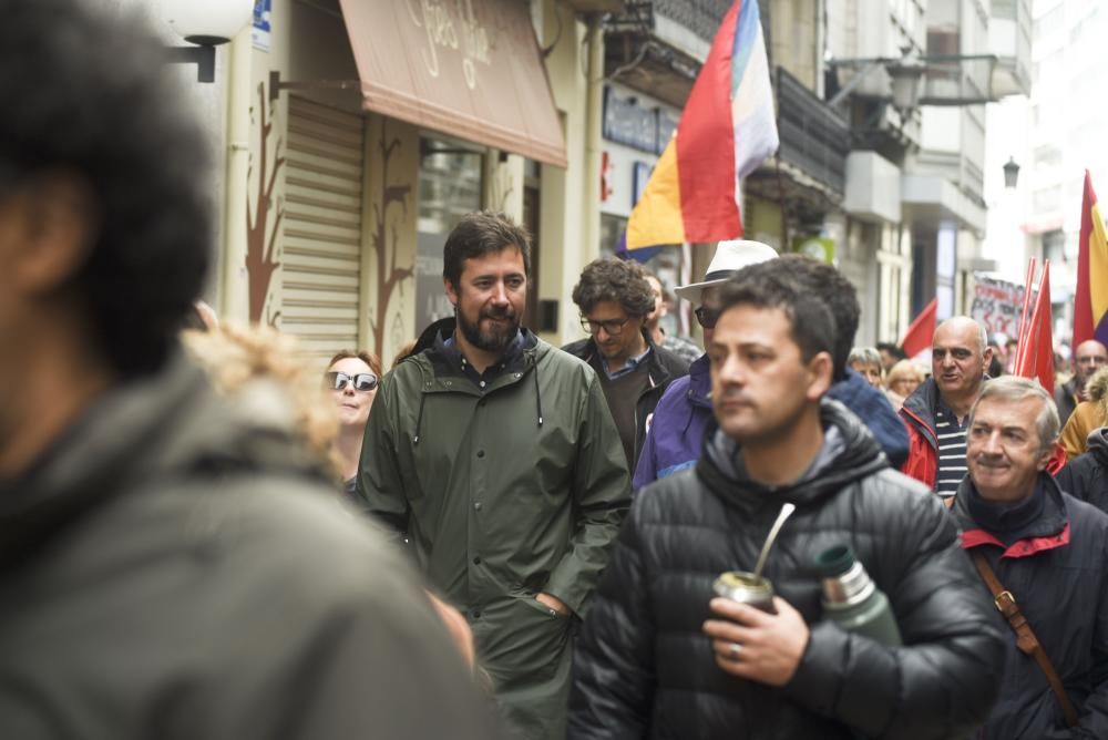 Unas 4.000 han secundado la manifestación convocada por UGT y CCOO que ha arrancado A Palloza y ha terminado en la plaza de Ourense, ante la Delegación del Gobierno en Galicia.