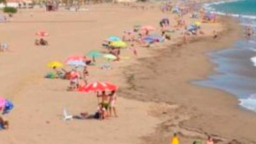 Violan a una mujer cuando estaba tomando el sol en la playa