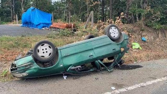 El vehículo quedó volcado fuera de la vía. // Bernabé