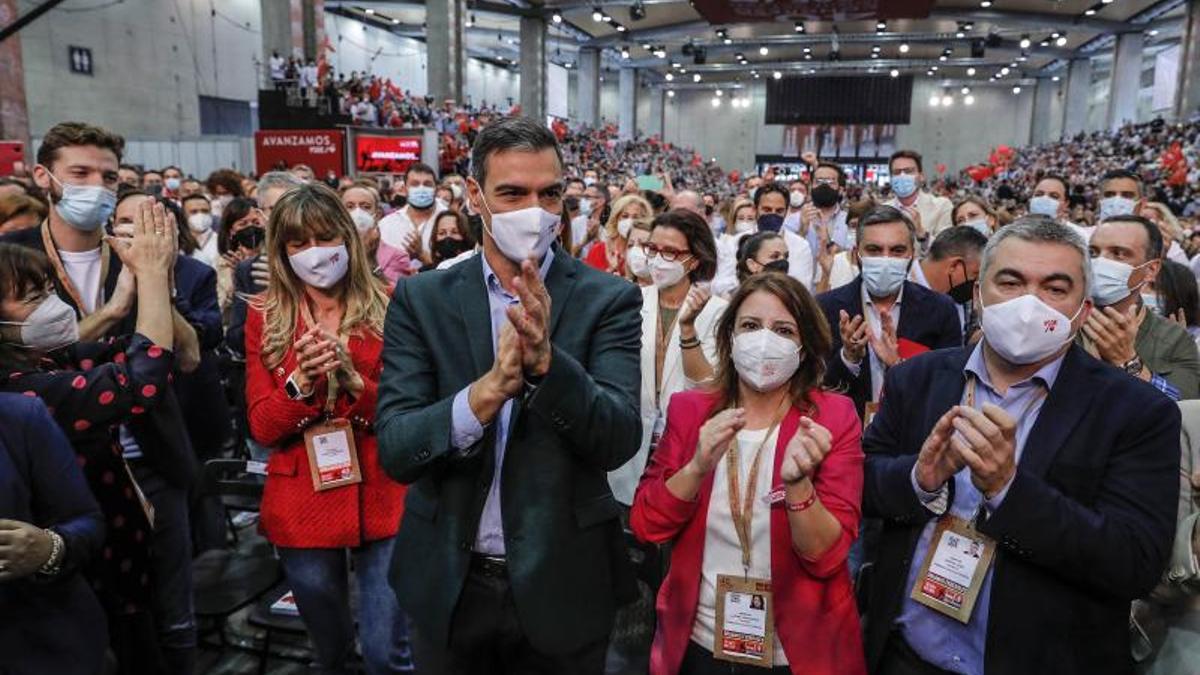 La presidenta del PSOE, Cristina Narbona; el líder de Juventudes, Omar Anguita; la esposa de Pedro Sánchez, Begoña Gómez; el presidente del Gobiern oy líder del PSOE; la vicesecretaria general, Adriana Lastra, y el responsable de Organización, Santos Cerdán, en el acto de clausura del 40º Congreso Federal, este 17 de octubre de 2021 en la Fira de València.