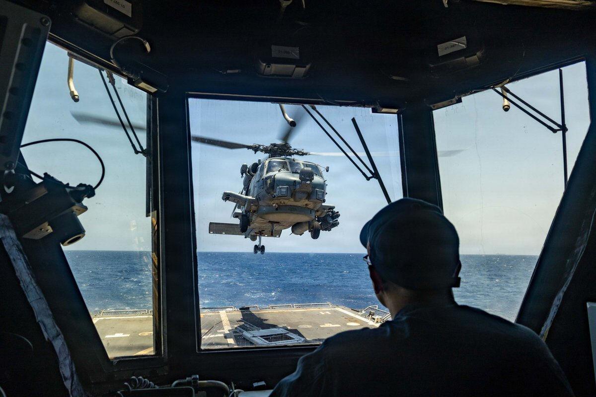 Un helicóptero despega de la cubierta del USS Rafael Peralta, en el mar Arábigo, en una imagen de este viernes.