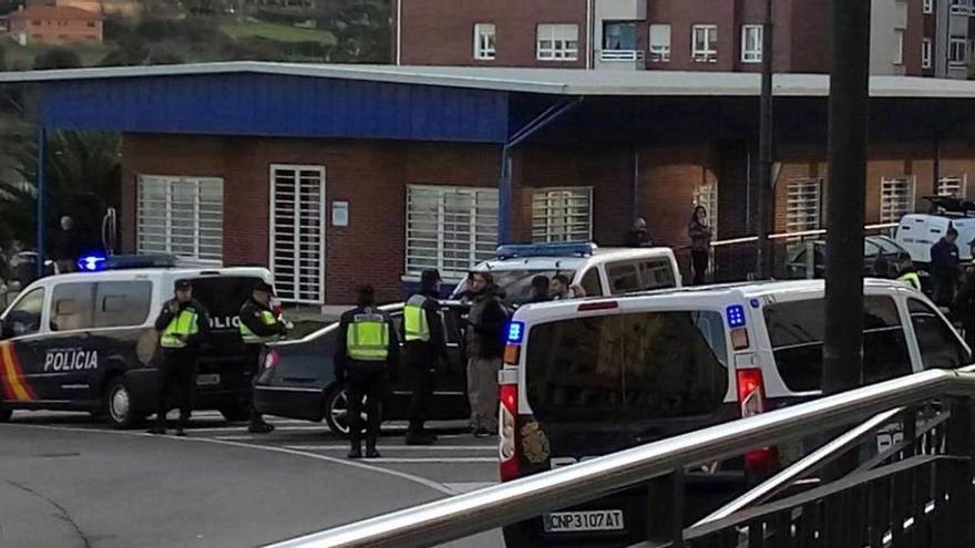 Furgones policiales y agentes, ayer, en La Luz.