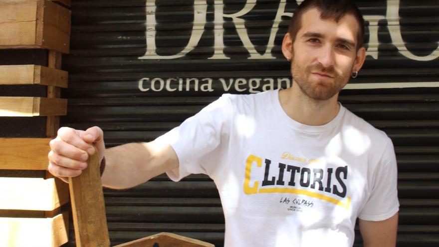 Fede, en la puerta de su restaurante vegano.