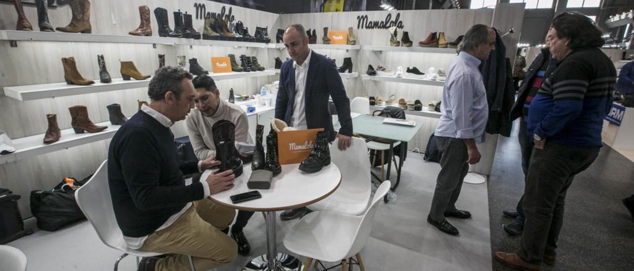 Un expositor de calzado en la feria de Madrid.