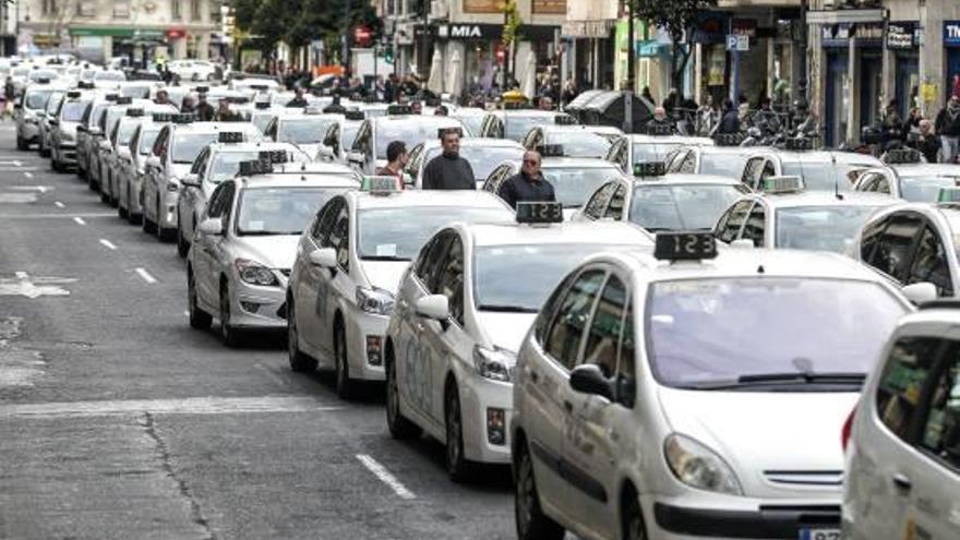 Los taxis no quieren aparcamiento en su carril ni motos en las aceras