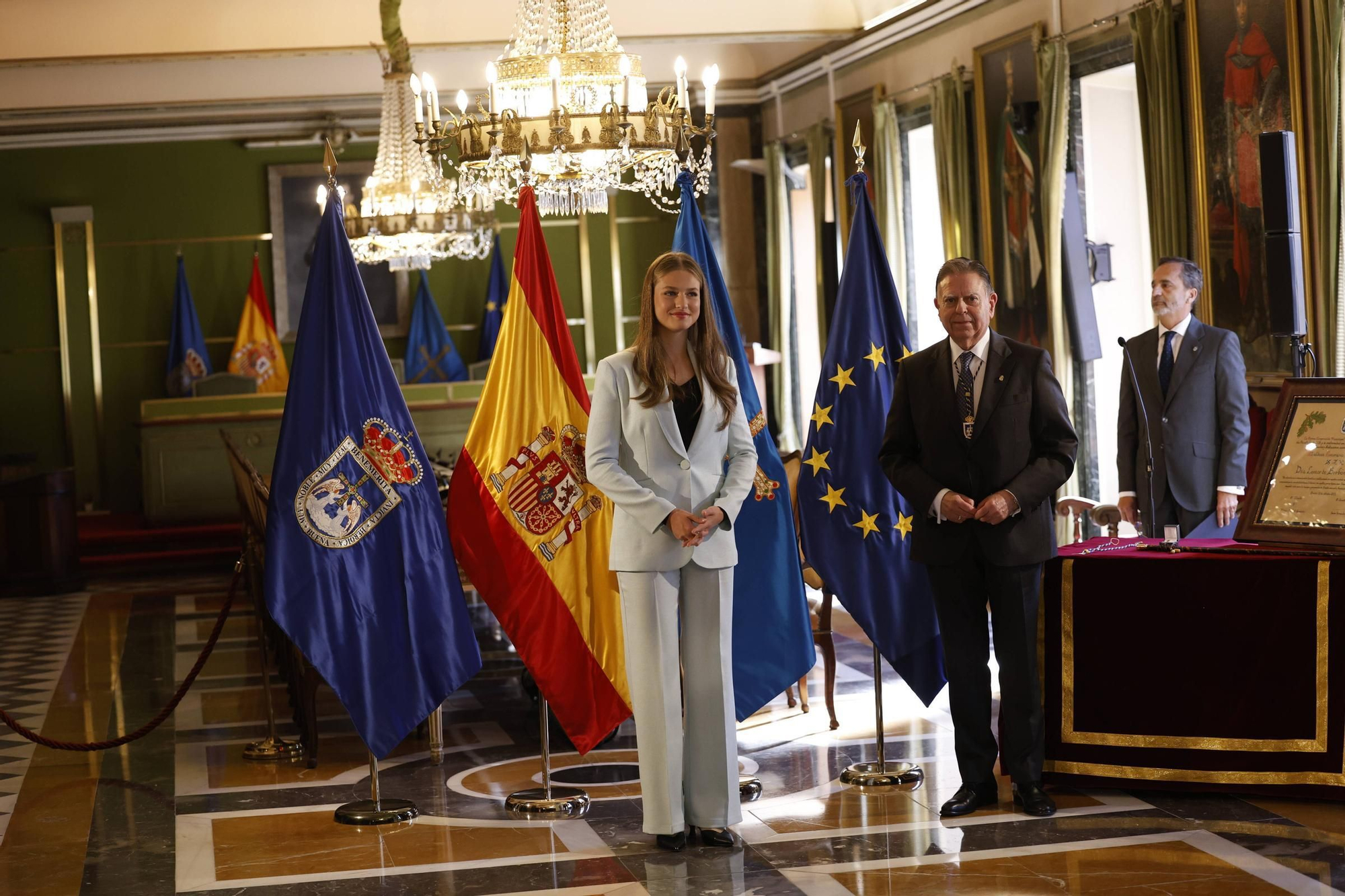 La Princesa Leonor recibe el título de Alcaldesa Honoraria de Oviedo en salón del plenos del Ayuntamiento. 