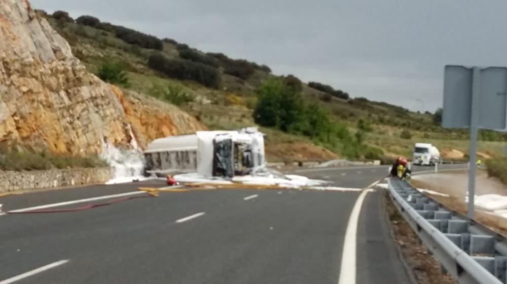 Un camión con mercancía peligrosa vuelca en Barracas