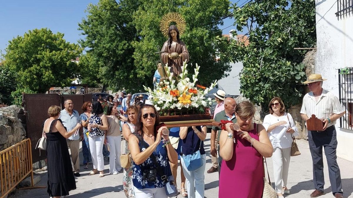 Santa María Magdalena portada por vecinas de Huertas de la Magdalena, en la procesión.