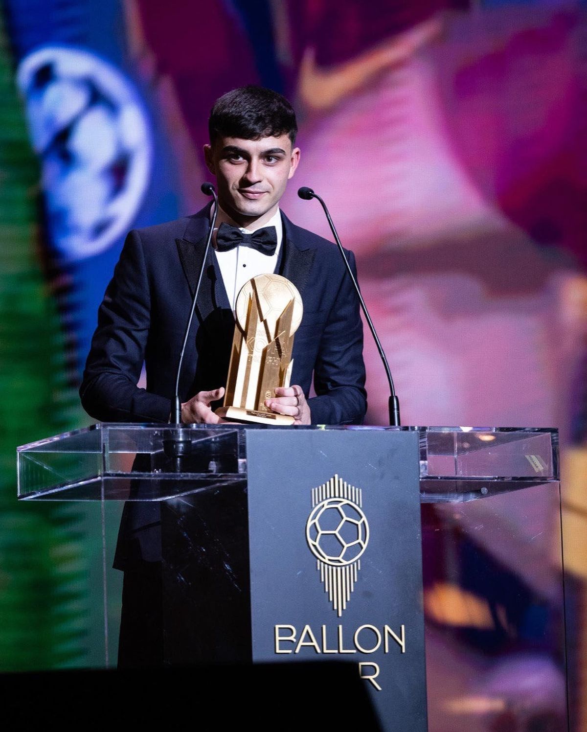 Pedri sostiene el Trofeo Kopa que conquistó en 2021.