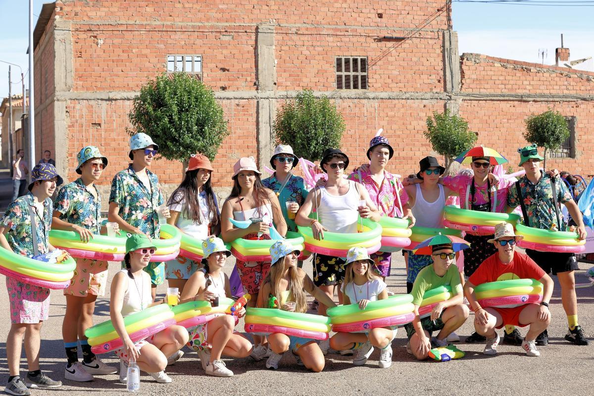 El pregón a cargo de la charanga El Pilar dará paso al desfile de carrozas y comparsas en Remolinos.