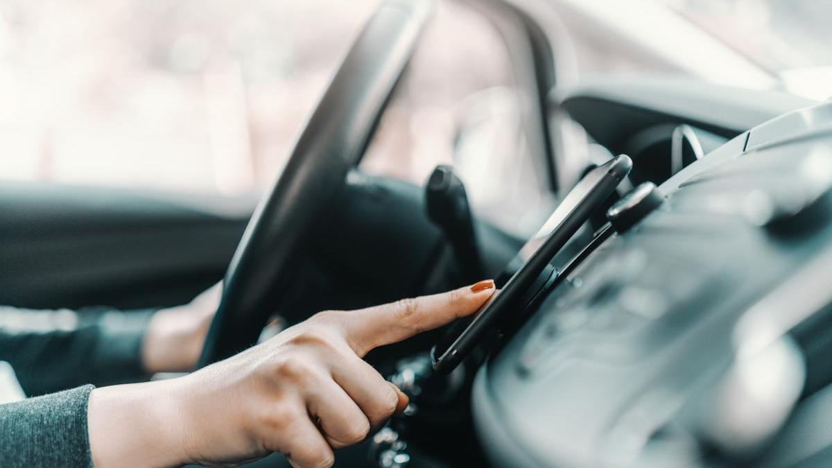 Es legal utilizar el soporte para el móvil en el coche con la nueva ley de  tráfico?