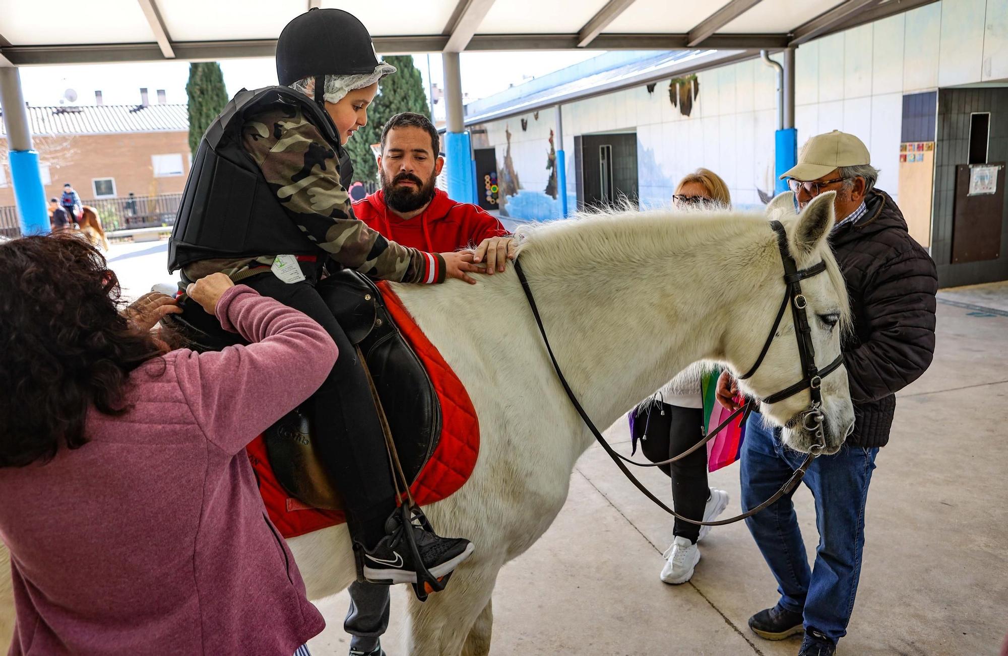 Los beneficios de la equinoterapia y las tabletas para los alumnos del Tomàs Llàcer