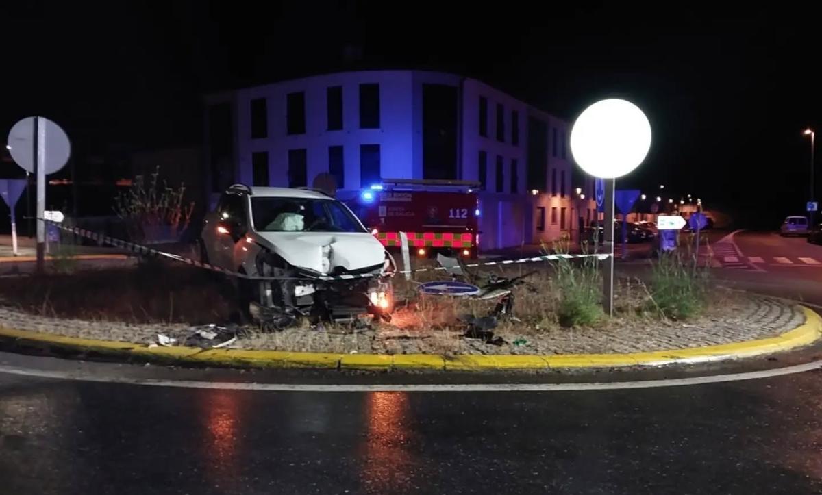 Un vehículo sufre un accidente contra la rotonda de la avenida de Noia, en Brión