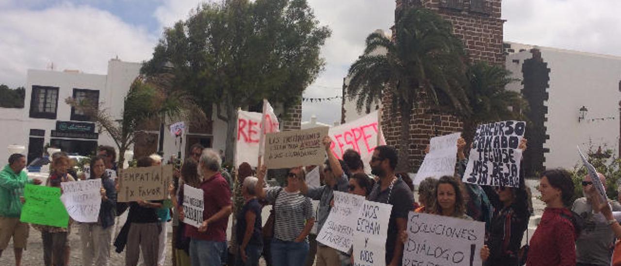 Concentración ayer frente al Palacio Spínola en Teguise coincidiendo con la celebración del pleno municipal.