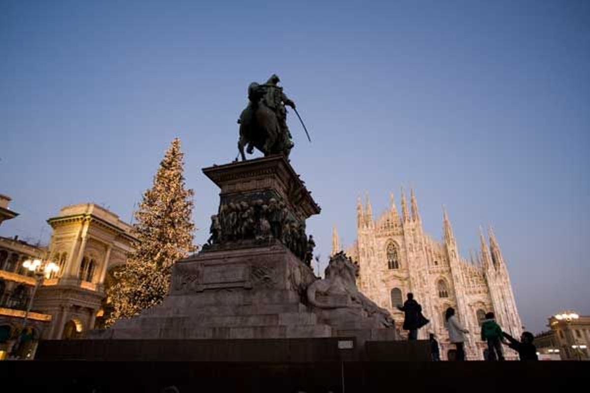 La Piazza del Duomo, el corazón de la capital lombarda, está presidida por una estatua ecuestre de Vittorio Emanuele II.