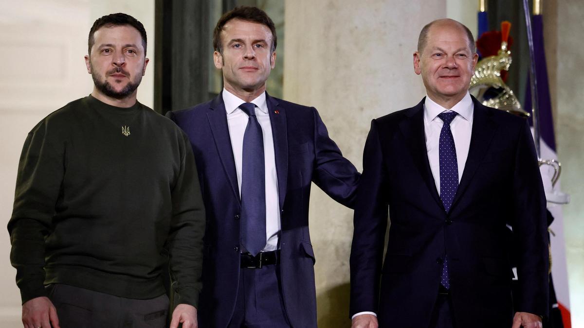 El presidente de Ucrania, Volodimir Zelenski, posa junto al presidente de Francia, Emmanuel Macron, y el canciller de Alemania, Olaf Scholz.