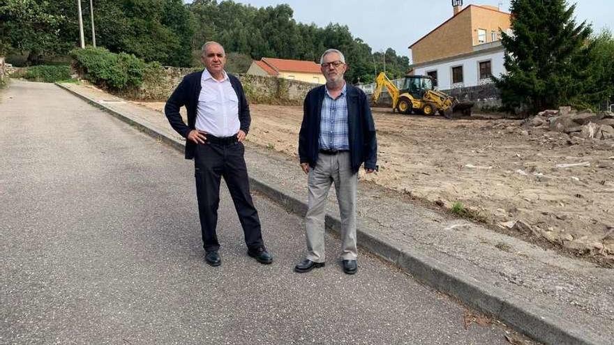 El alcalde y el jefe de la Policía Local supervisaron ayer los trabajos que se están realizando. // S.Á.