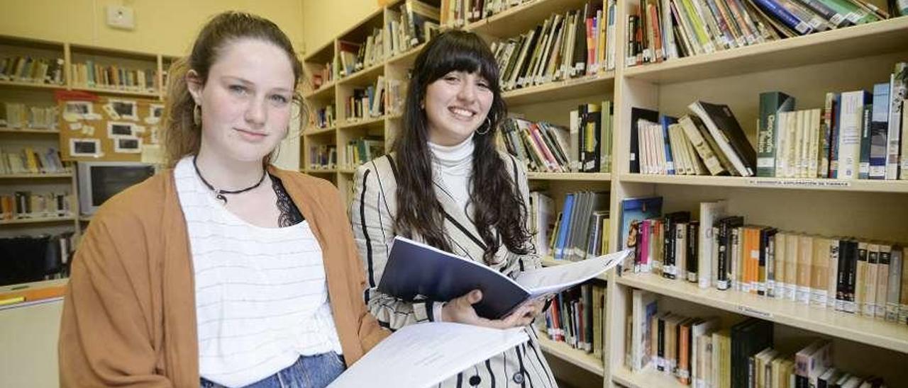 Por izquierda, Irene González-Pola y Virginia Fernández, ayer, en la biblioteca del Instituto de Luanco.