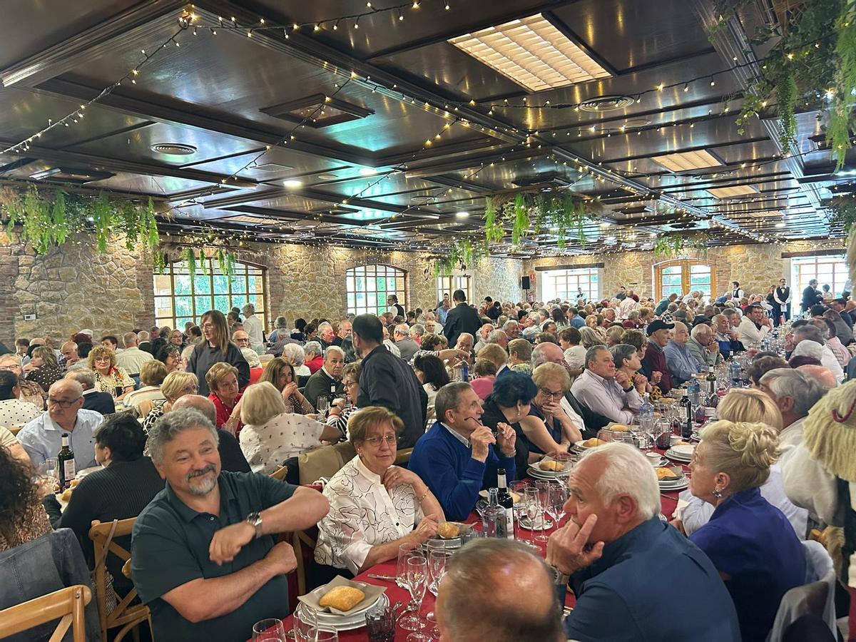 EN IMÁGENES: Comida por San Isidro de los jubilados de Llanera