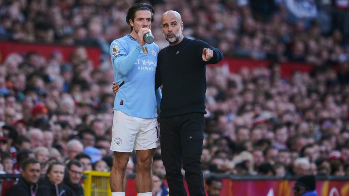 Pep Guardiola hablando con Jack Grealish