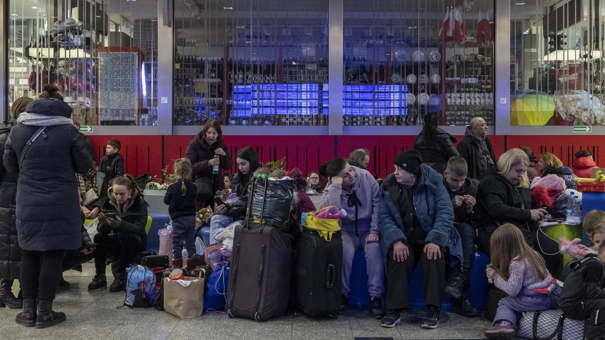 Refugiados ucranianos en la estación de Cracovia.