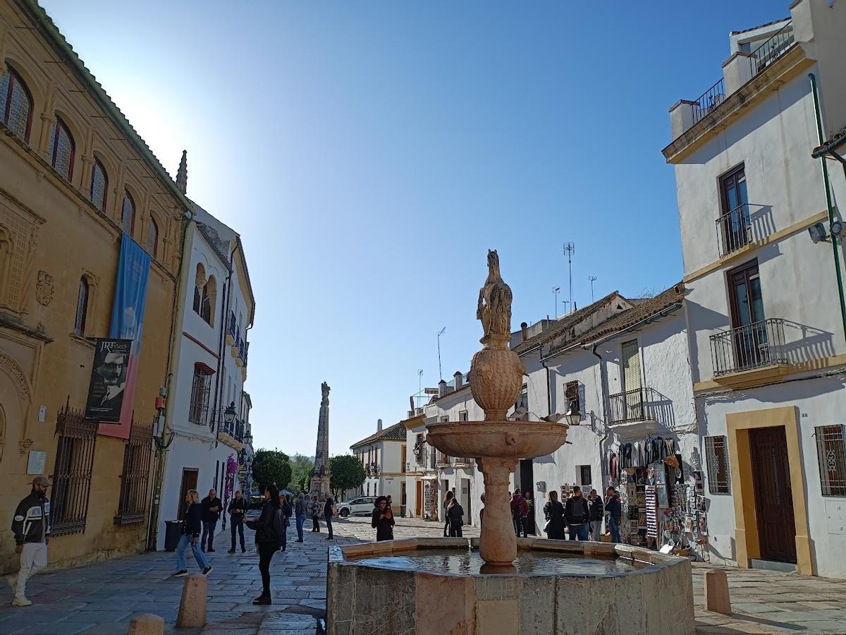 Cielo despejado sobre la plaza del Potro en Córdoba.