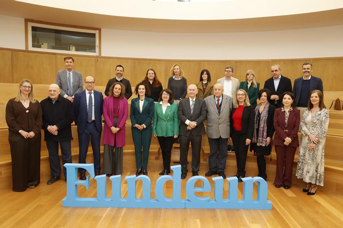 Los patronos de Fundeun, con la rectora y los expresidentes de la fundación.