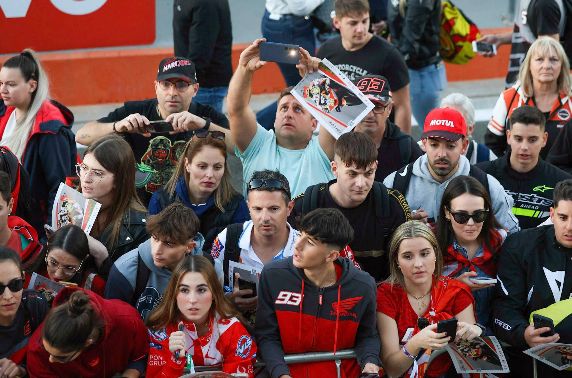 Más de 2.000 aficionados disfrutan del pitwalk con Marc Márquez y los pilotos de MotoGP