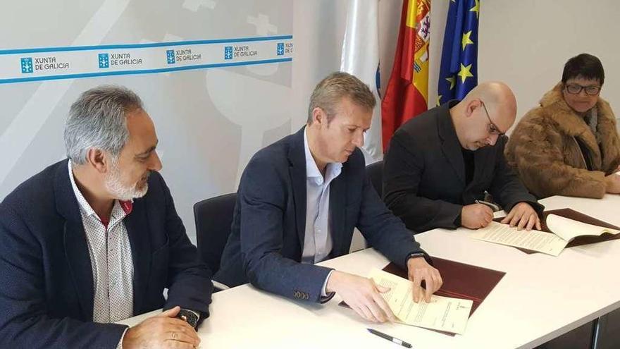 Alfonso Rueda y Augusto Chaves, en el centro, en la firma del convenio en Pontevedra. // Cedida