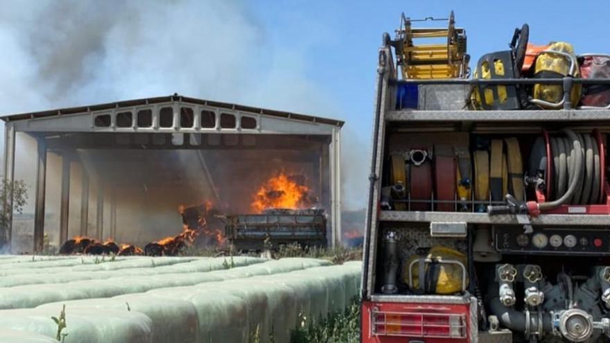 Els Bombers segueixen treballant en l&#039;extinció de l&#039;incendi d&#039;un paller de Masarac