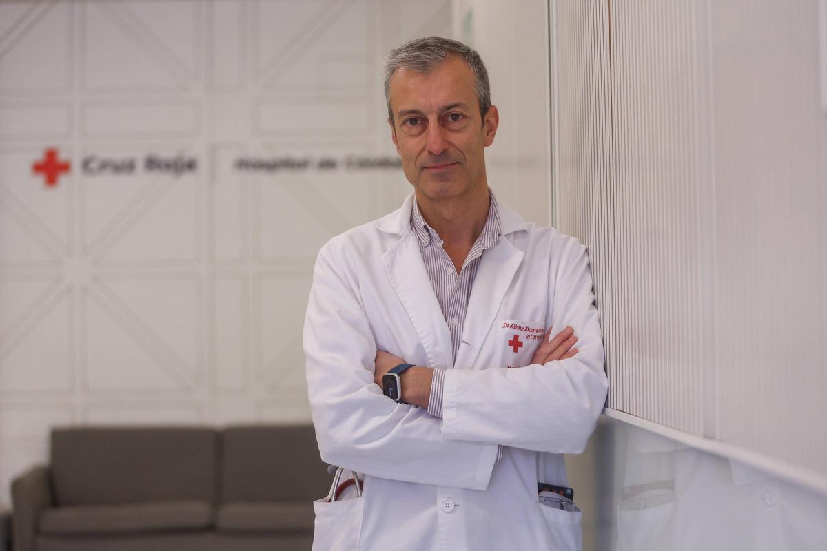 Rafael Giménez ha sido jefe de Medicina Interna del hospital Cruz Roja desde 2021.