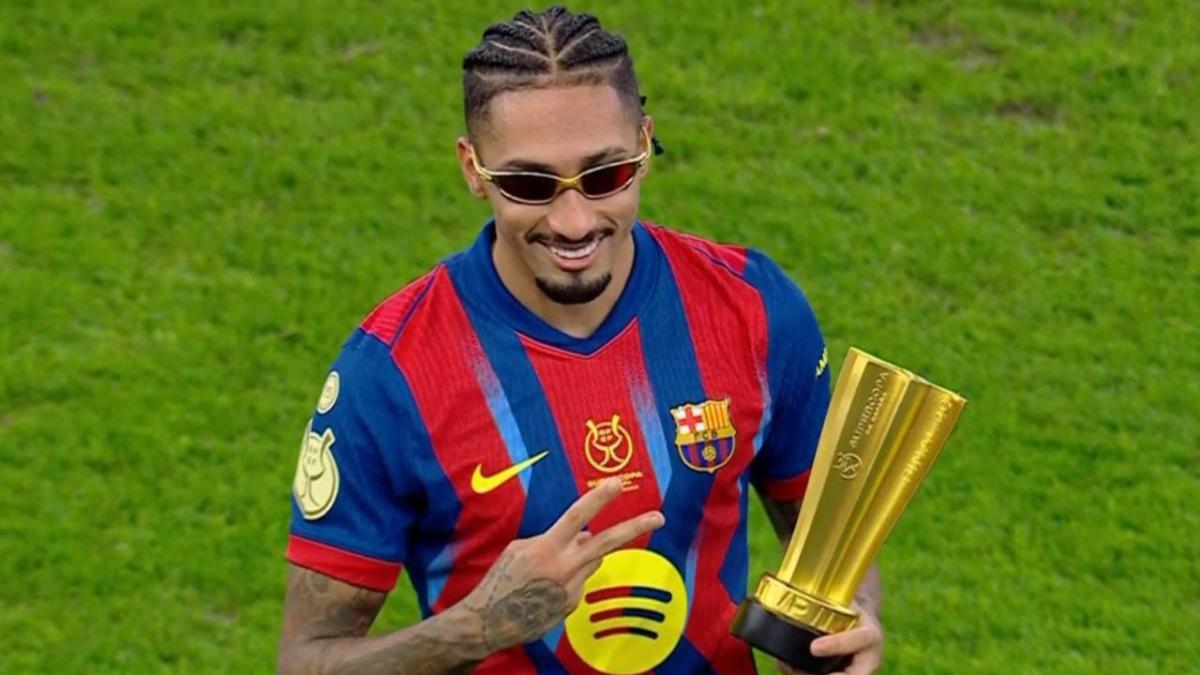 Raphinha, durante la entrega del trofeo MVP de la final de la Supercopa de España