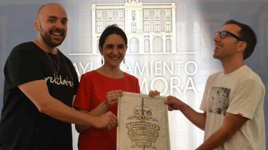 Los concejales Manuel Alesander Alonso y Soraya Merino, con el organizador, Gustavo Andrés.