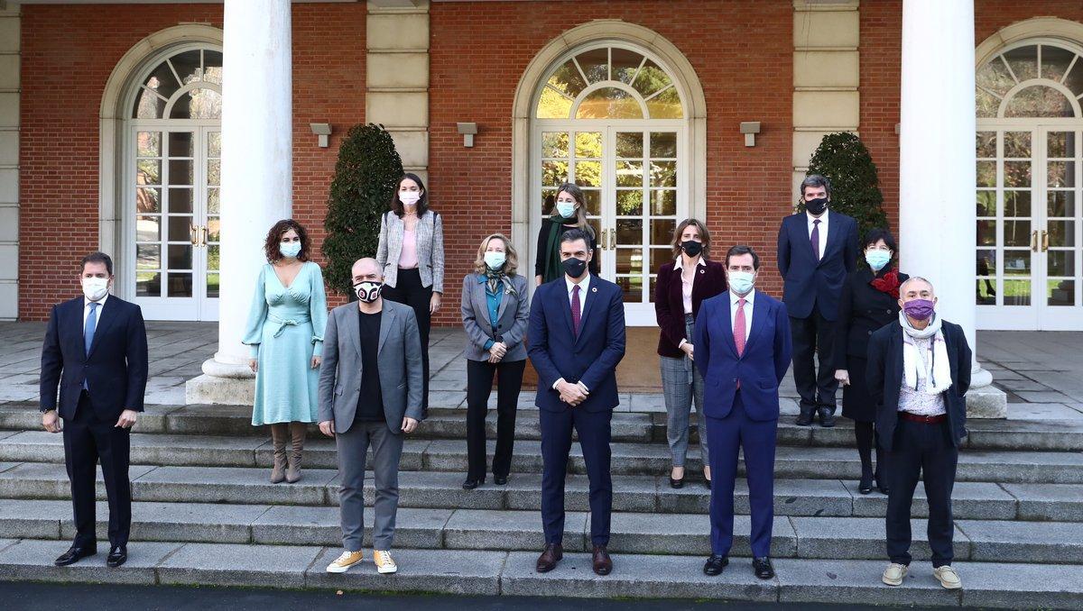 El presidente del Gobierno, Pedro Sánchez, junto a varios de sus ministros y los líderes de patronales y sindicatos; en Moncloa.