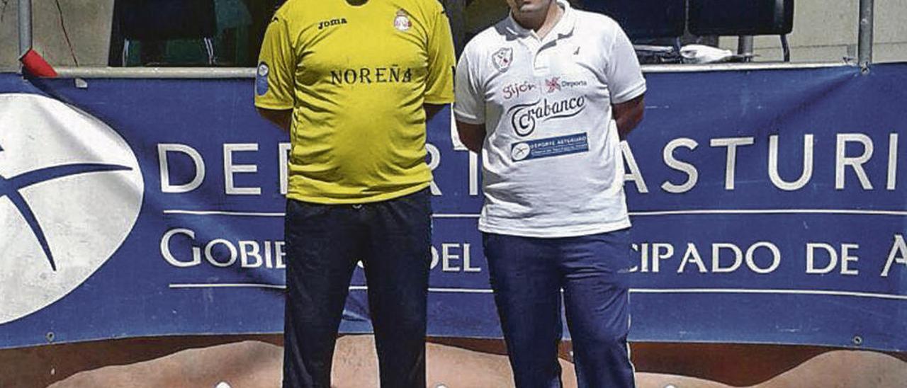 Bernardo Menéndez, a la izquierda, y Sergio Hevia, antes de la final del torneo de Infiesto, el pasado domingo.