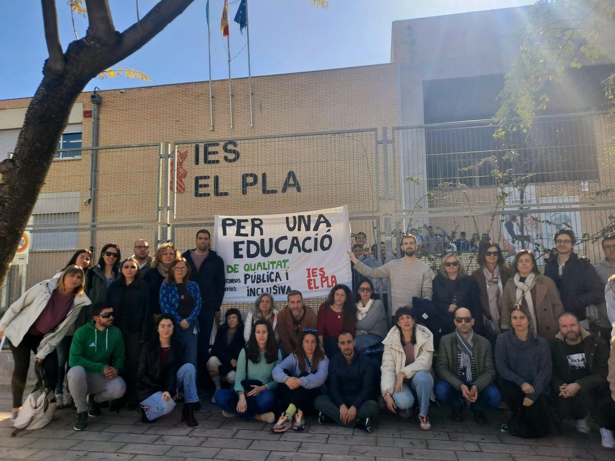 Profesores del IES El Pla, con pancartas en defensa de la educación pública