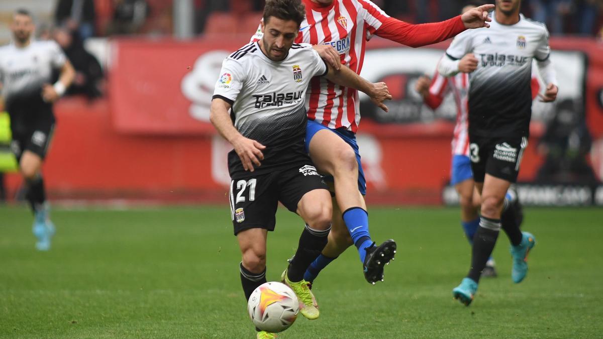 Nacho Gil pelea un balón con un contrario