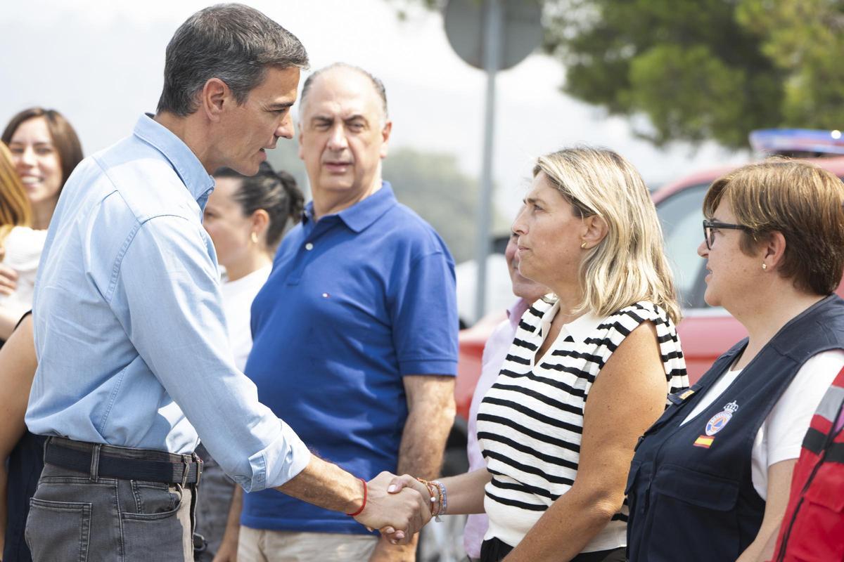Barrachina saluda al presidente del Gobierno, Pedro Sánchez.