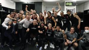 Los jugadores del Bilbao Basket celebran la permanencia tras su triunfo ante el Joventut