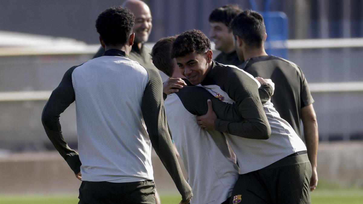 Lamine Yamal se abraza a Gavi en presencia de Balde en la ciudad deportiva.