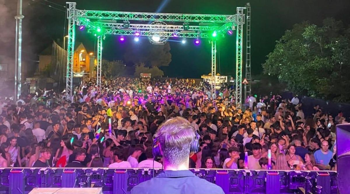 Ambient festiu i música són els grans protagonistes en les nits de festa.