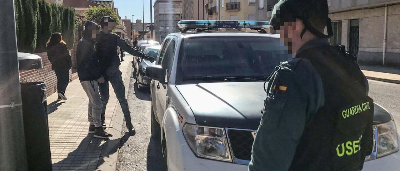 Uno de los detenidos tras el registro realizado ayer en un piso de la zona de San Jerónimo de Petrer.