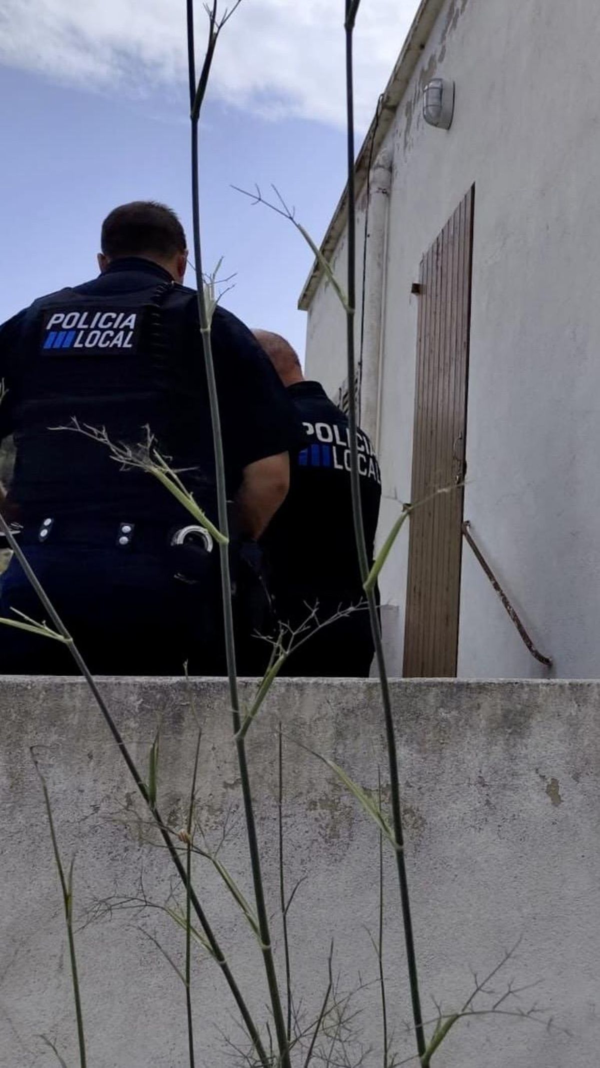 La Policía Local en la vivienda que estuvo a punto de ser okupada.
