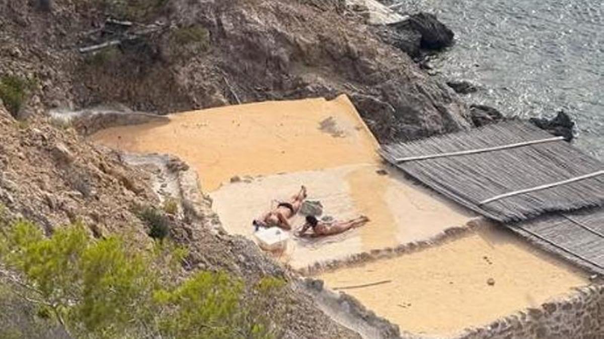 Lila Moss y su siesta en una caseta varadero de Ibiza.