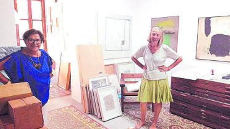 Catalina Verdera y Katja Micus en el montaje de la exposición