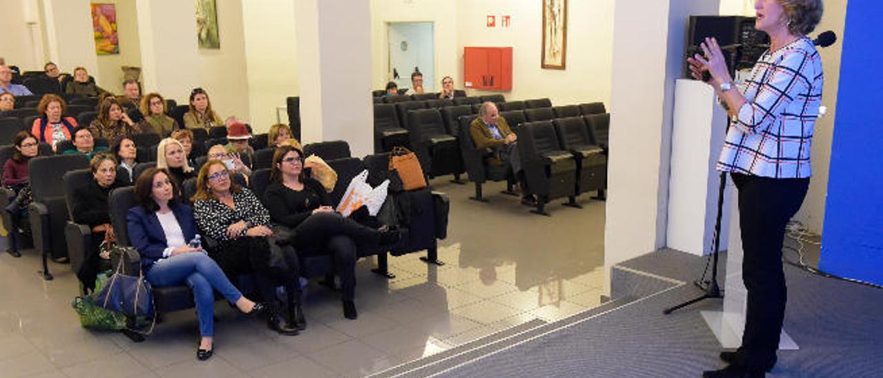 Patricia Henríquez, de pie a la derecha, y en primera fila, por la izquierda, Teresa Barata y Beatriz Pinar, ayer en el Club.