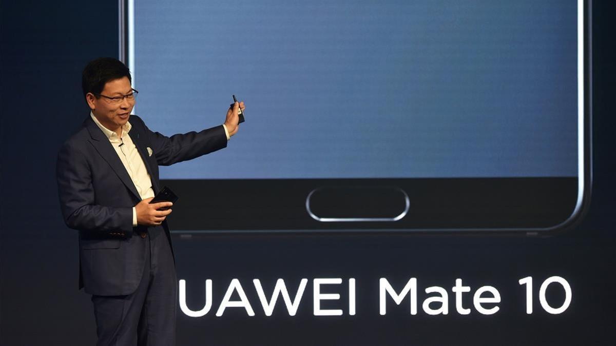 EL CEO del Grupo de Consumo de Huawei, Richard Yu, presenta el Mate 10 en Munich, hace unos días.