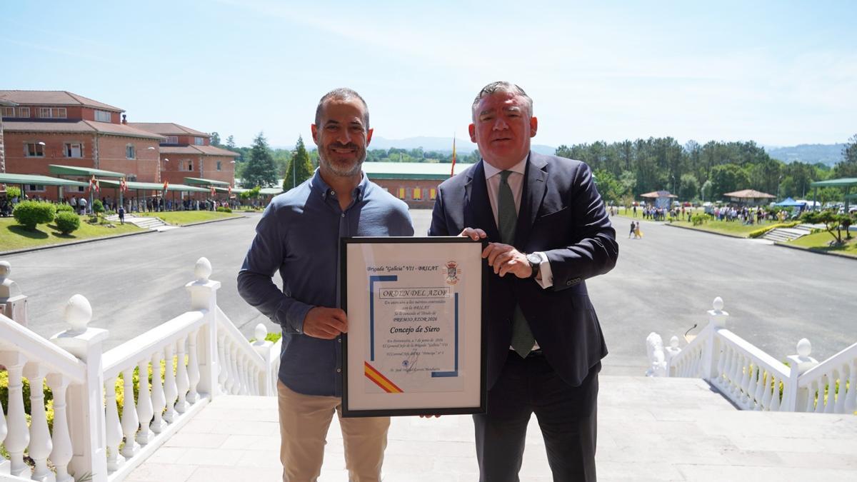 El alcalde de Siero, Ángel Garcia 'Cepi', y el secretario municipal Hermenegildo Felipe Fanjul, encargado de recoger el premio.